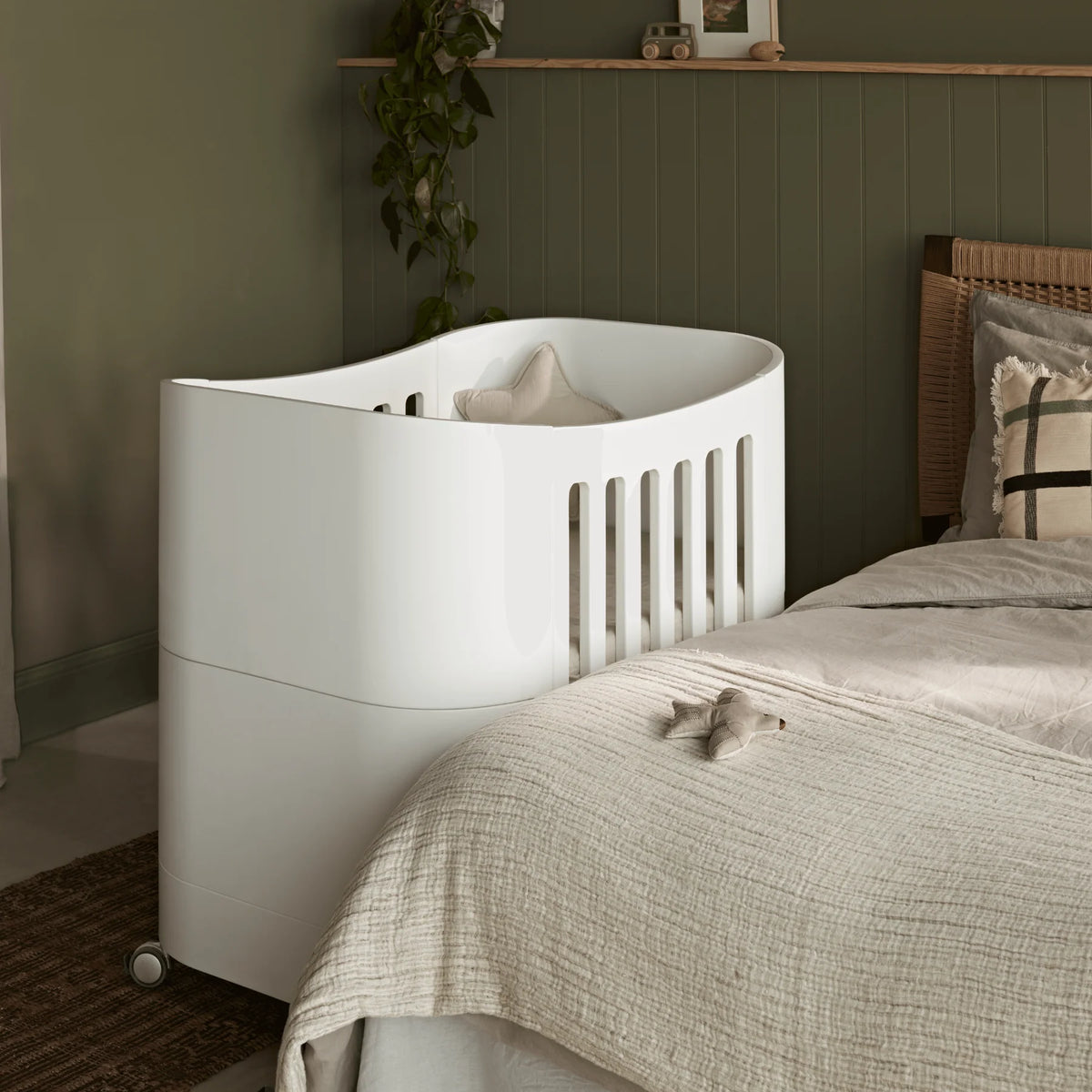 Serena Mini Cot Bed White/Natural
