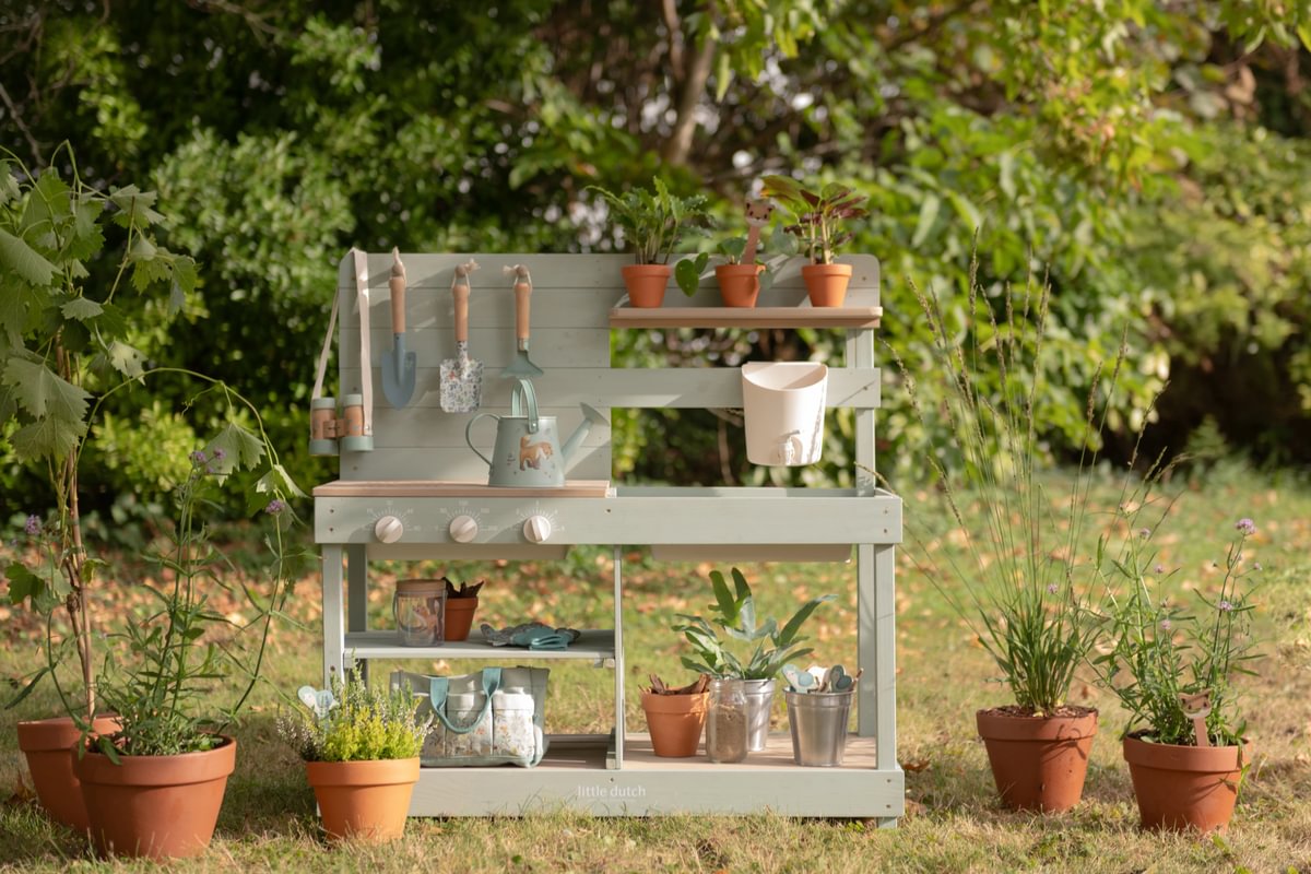 Wooden Outdoor Kitchen | Green